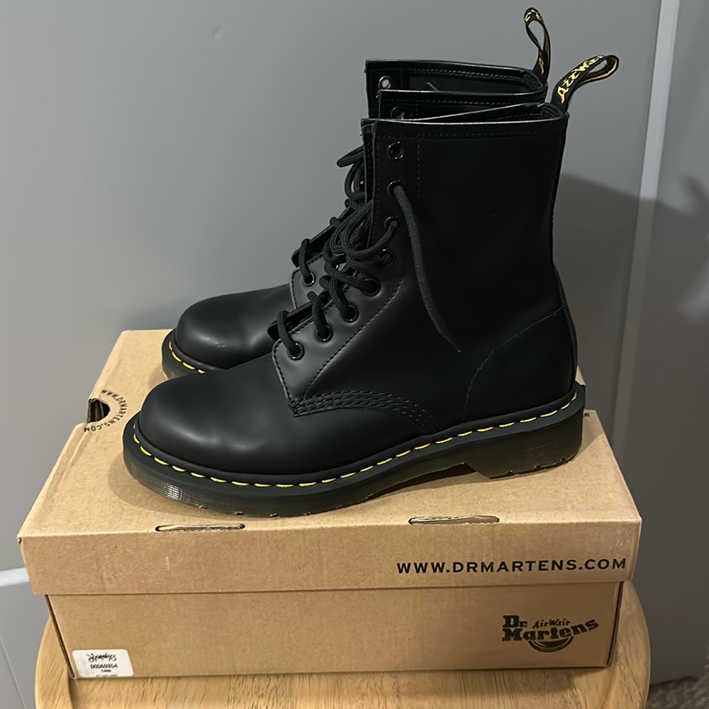 Doc martens US 8 1460 smooth original box worn once.